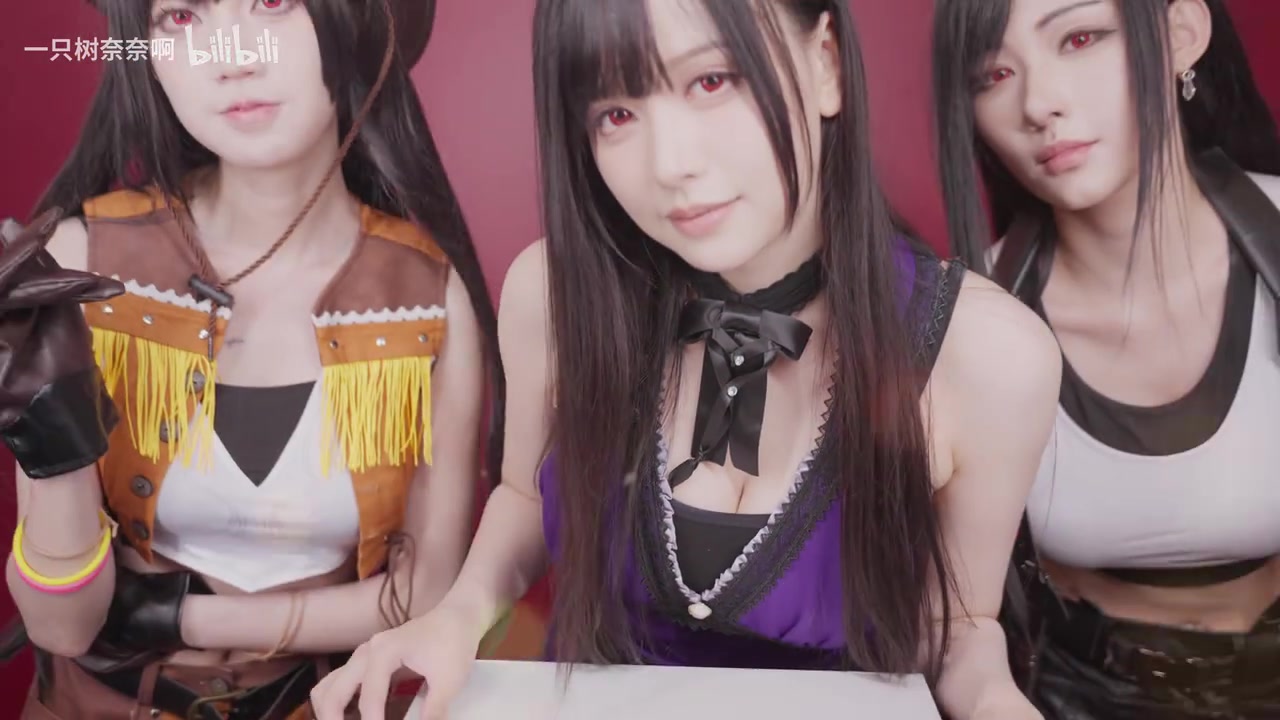 这谁能受得了？舒娜娜cosplay蒂法 小伞知道后骂她是小丑