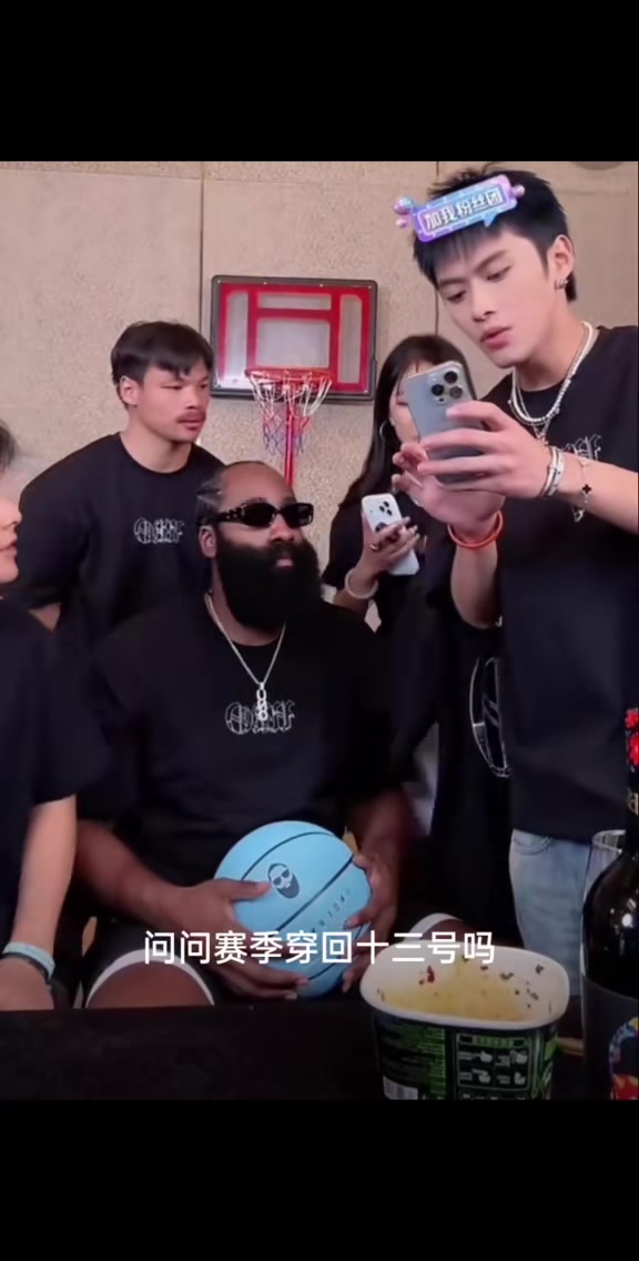 下赛季你会穿13号吗？哈登：不确定 上赛季有人占领了它 从这个赛季开始考虑一下