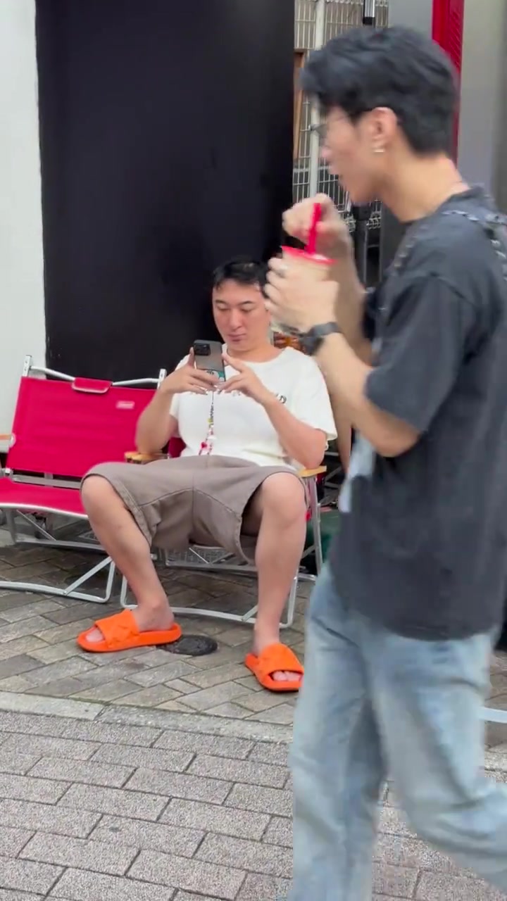 我也真的要存钱了！网友街拍王思聪：消费降级 坐在蜜雪冰城旁边孤独玩手机