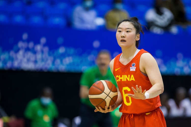 四省市女篮比赛第二天 吴桐桐带领新疆取得两连胜