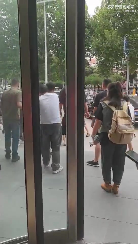 这是怎么回事？媒体人士发布了一段视频 显示河南球迷与成城球迷发生肢体冲突