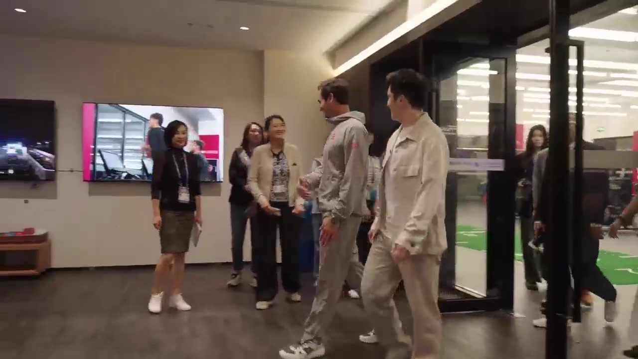 艺术界有专长！樊振东和费德勒比赛乒乓球 小胖子发出旋转球看费德勒 