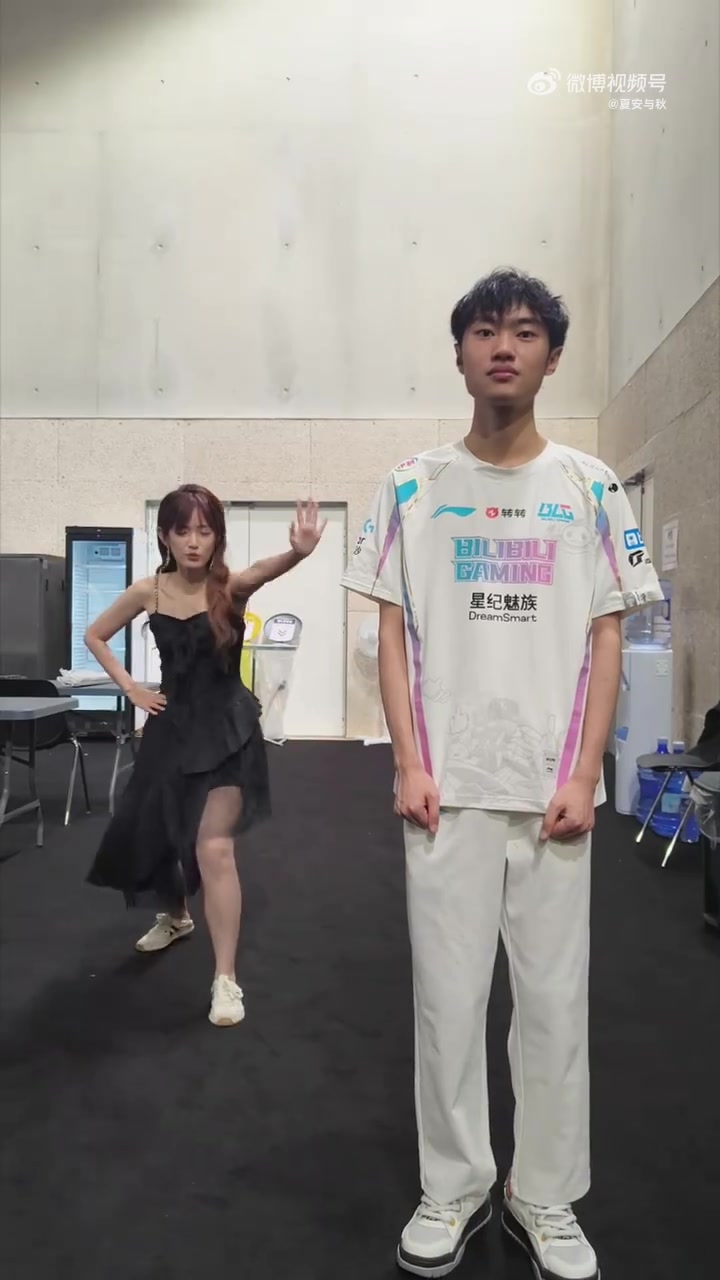尴尬的工作来了！夏安分享了视频：怪盗赛拉斯 别动！