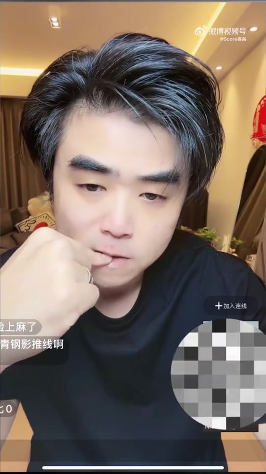 真的哭了？朱凯在直播中拿着麦克风聊着比赛 眼圈泛着泪光 疯狂地咬着手 
