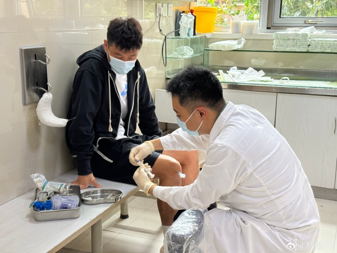 没必要变黑！武磊因伤进入23人名单 他的右膝半月板伤势加重 接受了两次注射才最终回归球队 