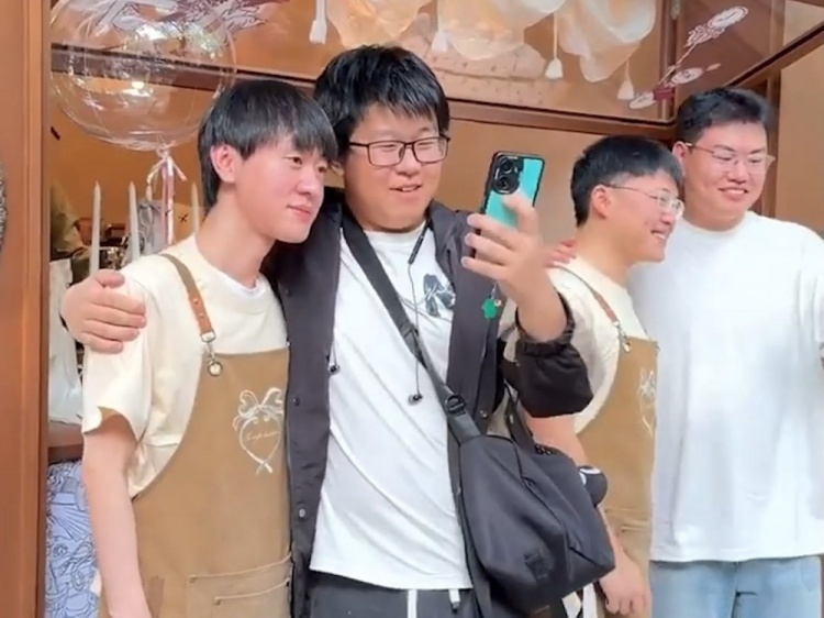 欢迎来到狗历史咖啡馆！伍子和小明为婷婷工作 灯泡是谁？