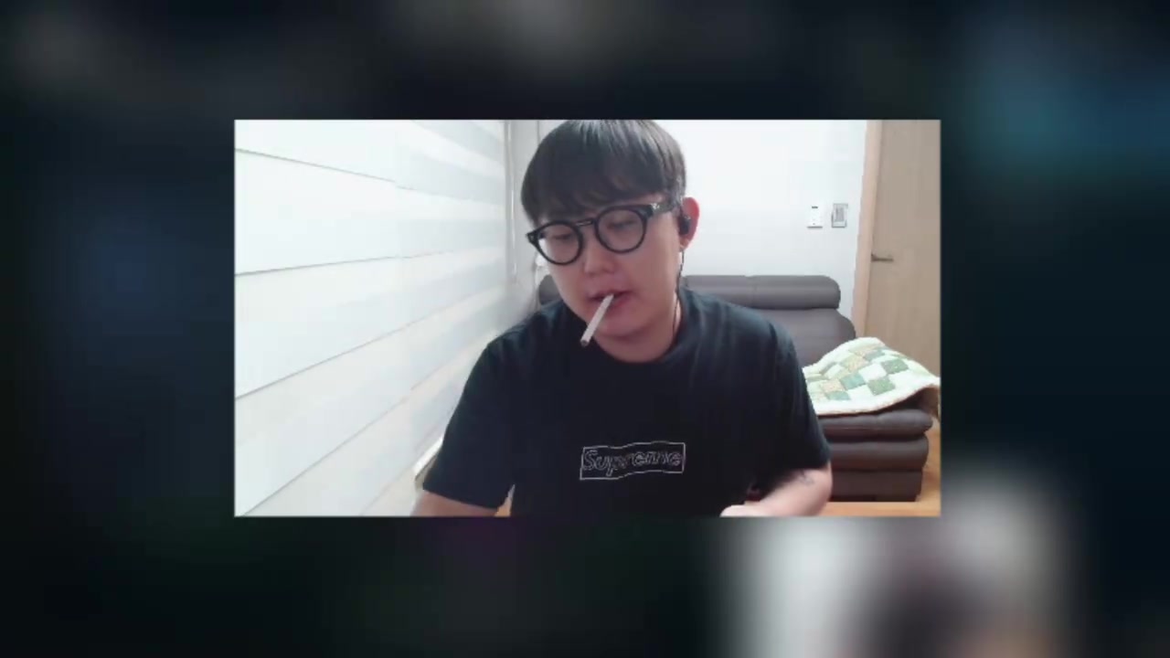 小鬼使用冠军鼠标皮肤杀人：我和Rekkles谁更好？你真是把我当路边人了