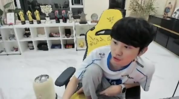 Doinb：主要是诺夏不应该这么说 这种事没必要在背后说 
