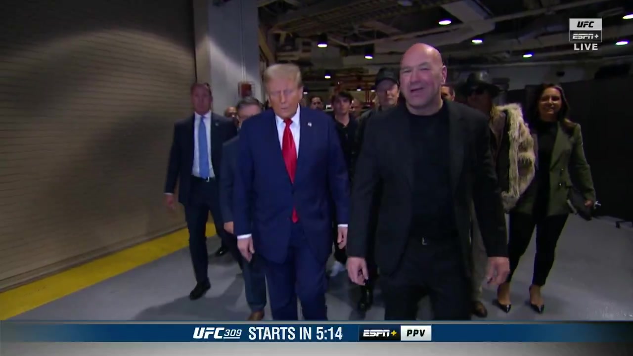 特朗普和马斯克在达纳·怀特的陪同下来到UFC观战 
