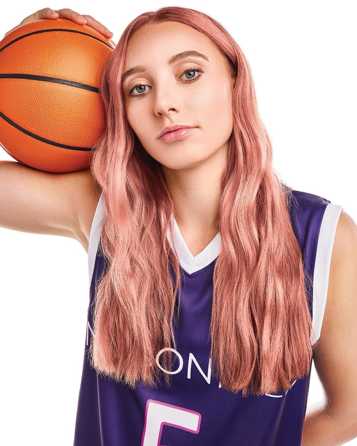 又美又能干！ WNBA 25号状元佩奇14投12中得到27分 带领球队取得40分的胜利 