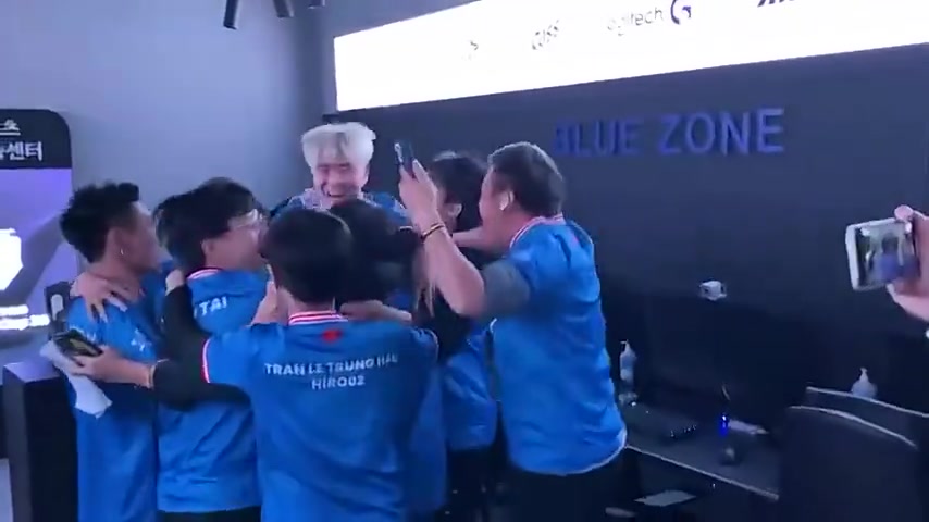 在KeSPA杯中击败T1后 越南联赛官员分享了越南球员庆祝的镜头