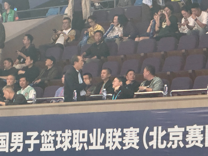 选拔新人才？中国男篮主帅郭士强现场观看京沪之战