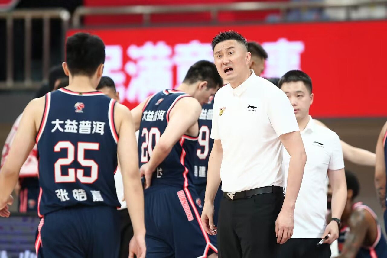 多名核心成员缺席！杜锋：希望年轻人在球场上更加开放 勇于承担责任
