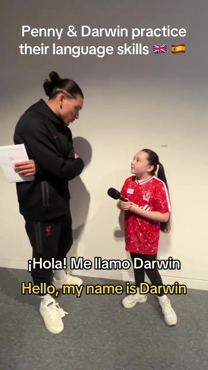 水平如何？努涅斯与小女孩交谈并展示她的英语学习成果
