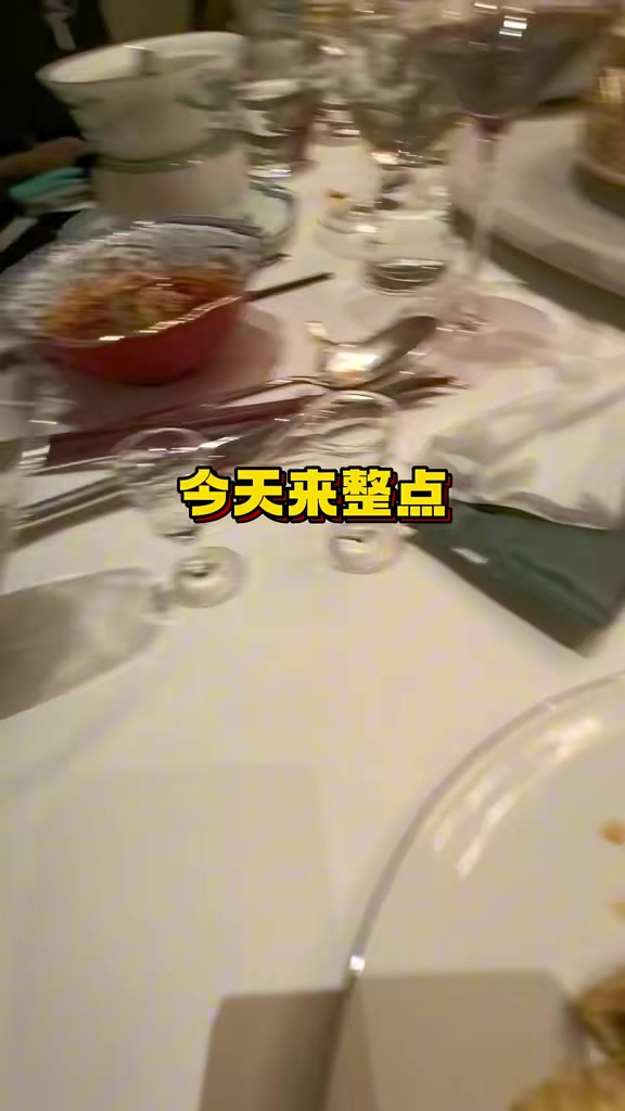 一看我就没喝过酒！尼文哈特喝白酒：学习中国文化哈哈哈