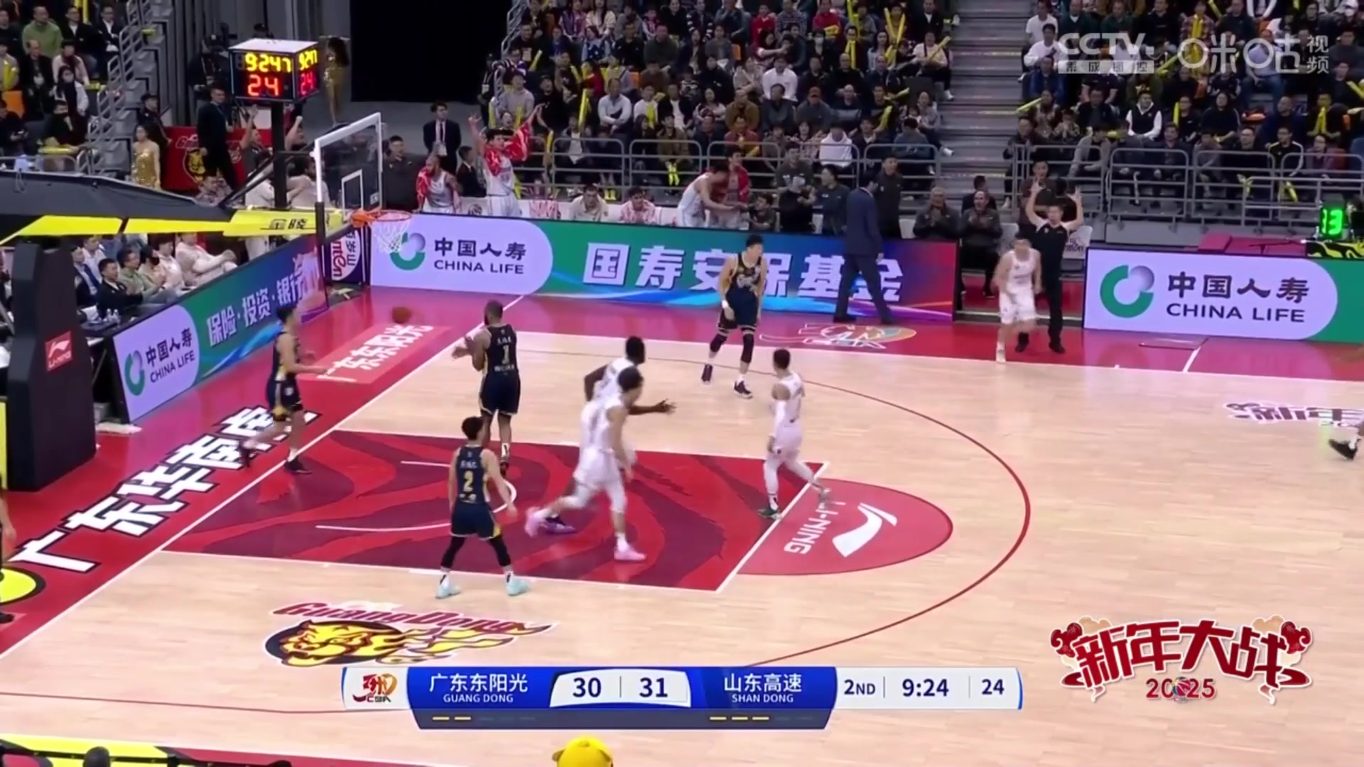 杜导很生气！杜锋对王少杰的表现不满意 在暂停时对王少杰进行了殴打 