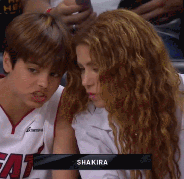 各种各样的魅力！这是48岁？拉丁女王夏奇拉观看NBA